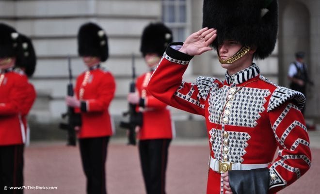 buckingham palace guards, changing of the guard buckingham palace, Protect your wallet as they protect the Queen of England: Buckingham Palace